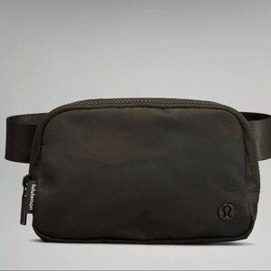 LULULEMON BELT BAG - green camo